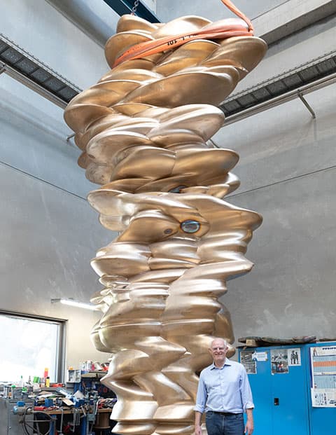 Tony Cragg neben seinem Kunstwerk „Werdendes“